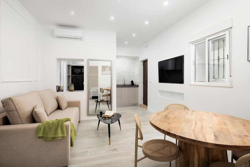 Newly Refurbished Modern 2-Bed Apartment In Heart Of Торремолинос Экстерьер фото