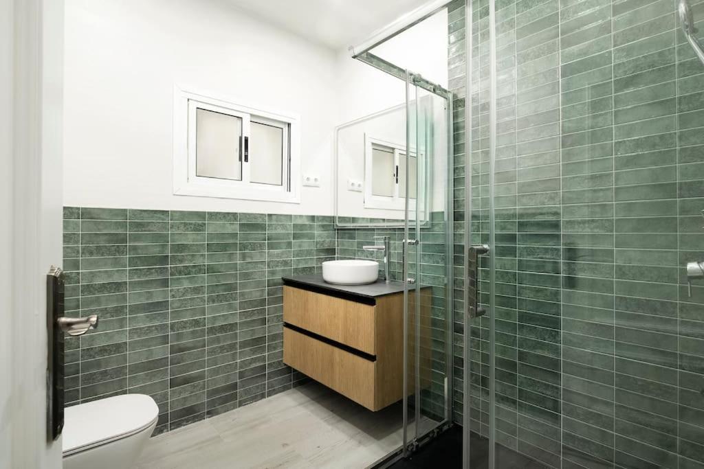 Newly Refurbished Modern 2-Bed Apartment In Heart Of Торремолинос Экстерьер фото